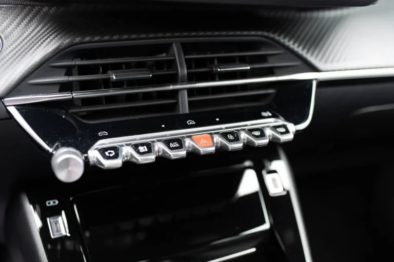 Peugeot 2008 E- Allure 54kWh 115kw | Begam Trnava