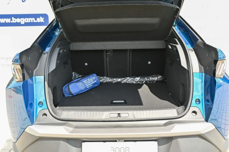 Peugeot 3008 ALLURE Hybrid 145k e-DCS6 (MHEV) | Begam Trnava