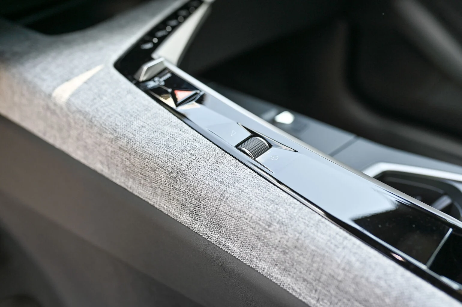 Peugeot 3008 ALLURE Hybrid 145k e-DCS6 (MHEV) | Begam Trnava