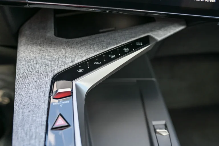 Peugeot 3008 NEW 3008 ALLURE Hybrid 145k e-DCS6 | Begam Trnava