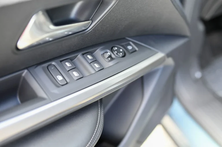 Peugeot 3008 NEW 3008 ALLURE Hybrid 145k e-DCS6 | Begam Trnava