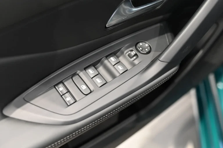 Peugeot 308 ALLURE Hybrid 145k e-DCS6 | Begam Trnava
