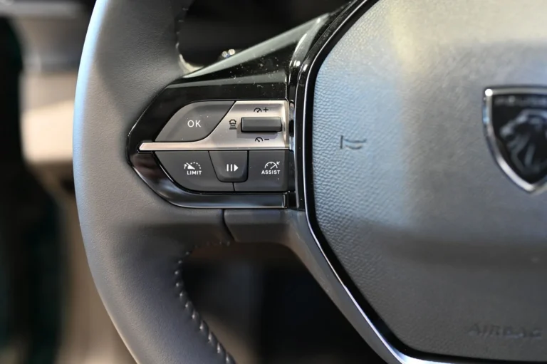 Peugeot 308 ALLURE Hybrid 145k e-DCS6 | Begam Trnava