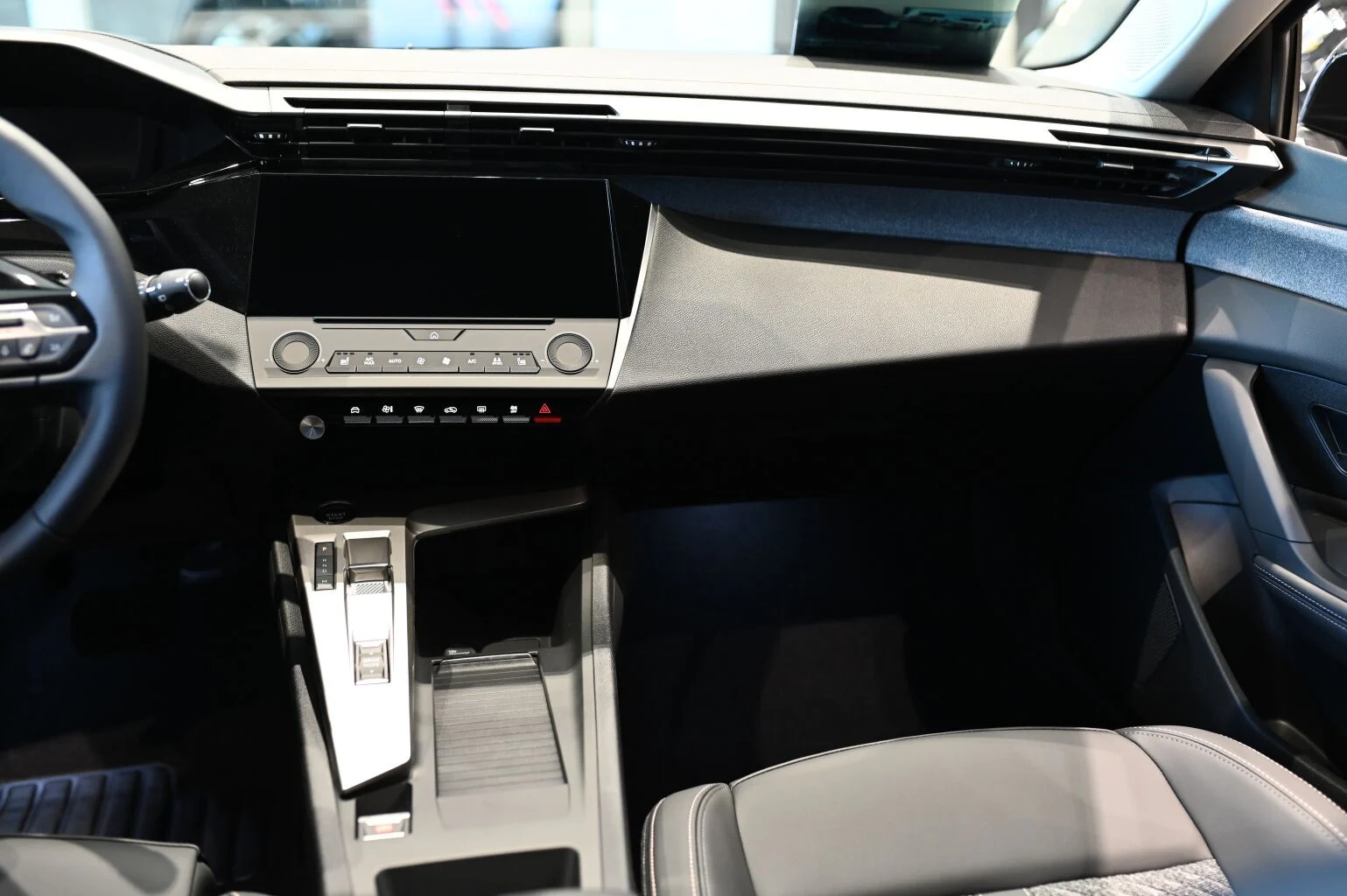 Peugeot 308 ALLURE Hybrid 145k e-DCS6 | Begam Trnava