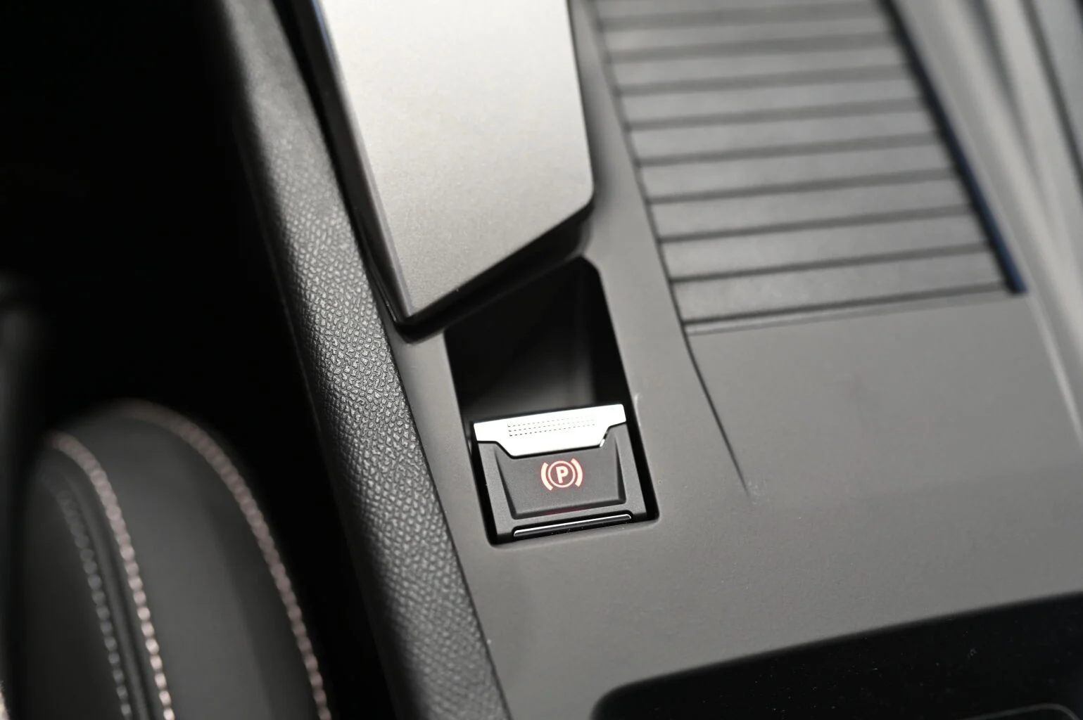 Peugeot 308 ALLURE Hybrid 145k e-DCS6 | Begam Trnava
