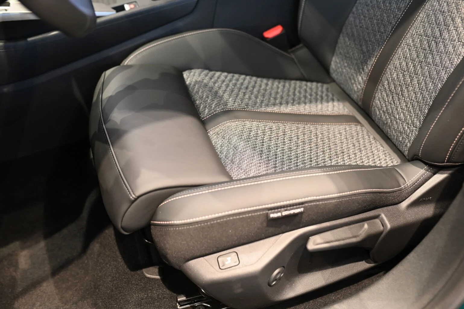 Peugeot 308 ALLURE Hybrid 145k e-DCS6 | Begam Trnava