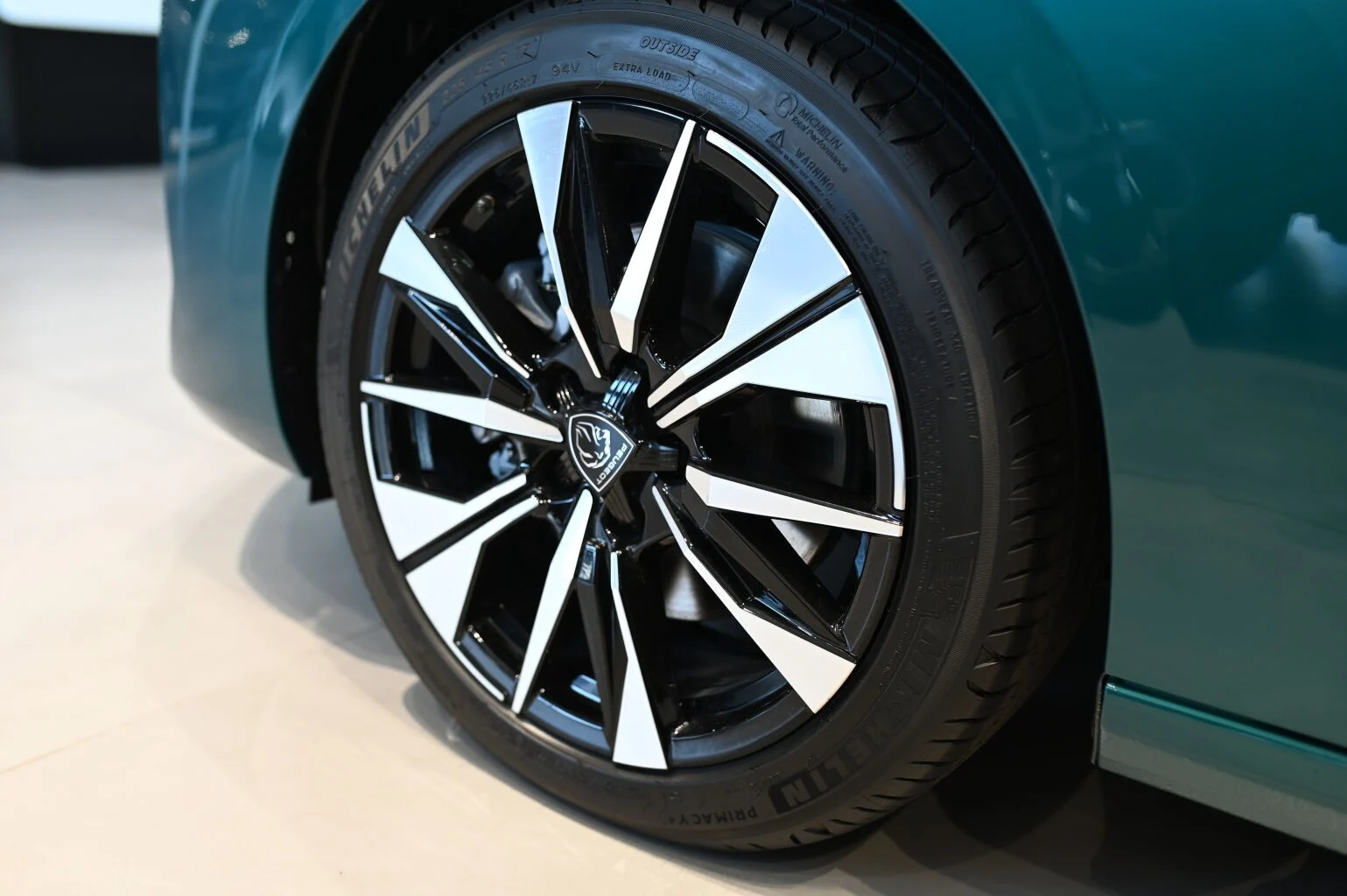 Peugeot 308 ALLURE Hybrid 145k e-DCS6 | Begam Trnava