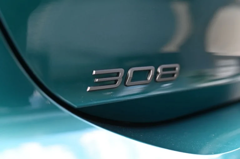 Peugeot 308 ALLURE Hybrid 145k e-DCS6 | Begam Trnava
