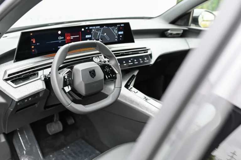 Peugeot 5008 ALLURE Hybrid 145k e-DCS6 | Begam Trnava