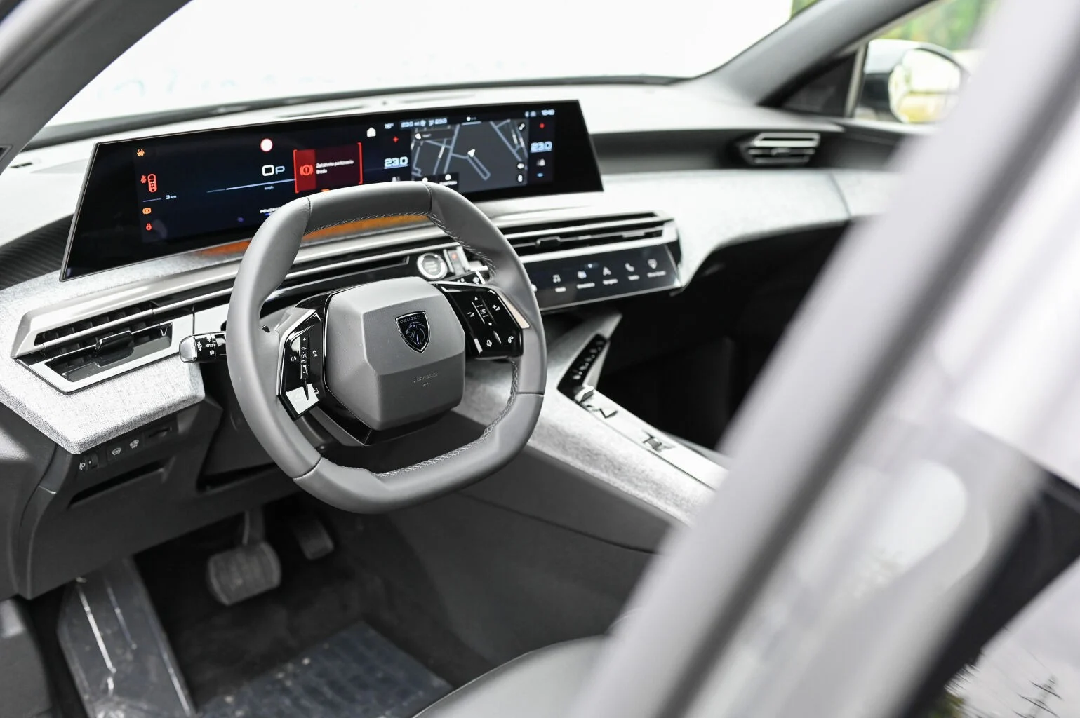 Peugeot 5008 ALLURE Hybrid 145k e-DCS6 | Begam Trnava