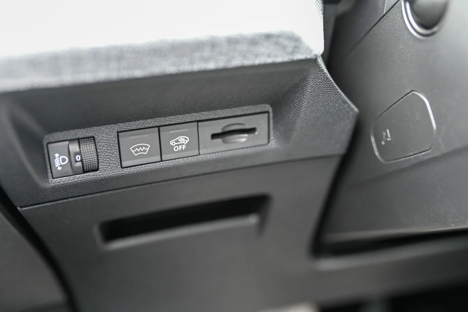 Peugeot 5008 ALLURE Hybrid 145k e-DCS6 | Begam Trnava