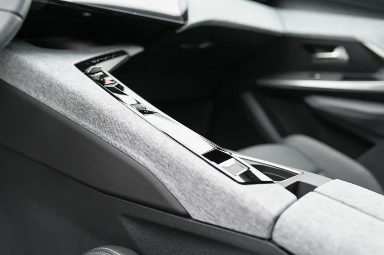 Peugeot 5008 ALLURE Hybrid 145k e-DCS6 | Begam Trnava