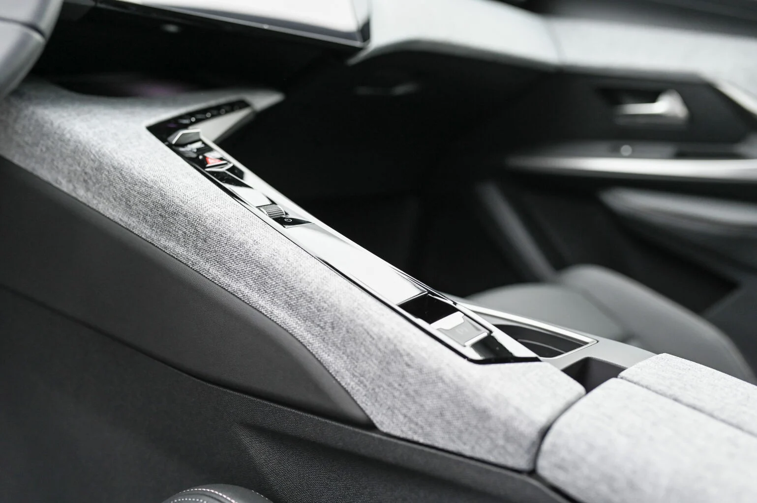 Peugeot 5008 ALLURE Hybrid 145k e-DCS6 | Begam Trnava
