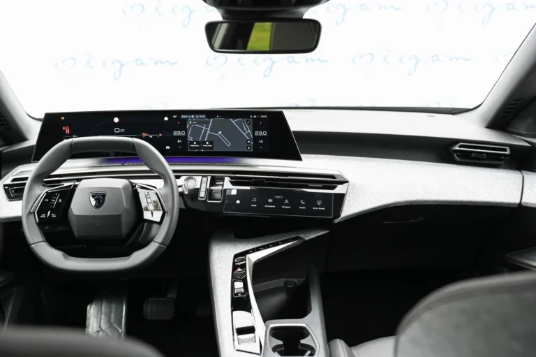 Peugeot 5008 ALLURE Hybrid 145k e-DCS6 | Begam Trnava