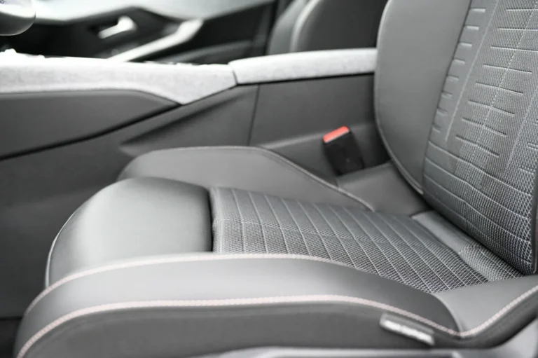 Peugeot 5008 ALLURE Hybrid 145k e-DCS6 | Begam Trnava