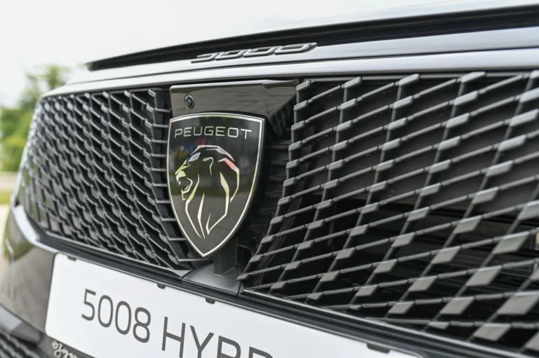 Peugeot 5008 ALLURE Hybrid 145k e-DCS6 | Begam Trnava