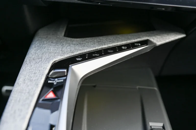 Peugeot 5008 GT Hybrid 145k e-DCS6 | Begam Trnava