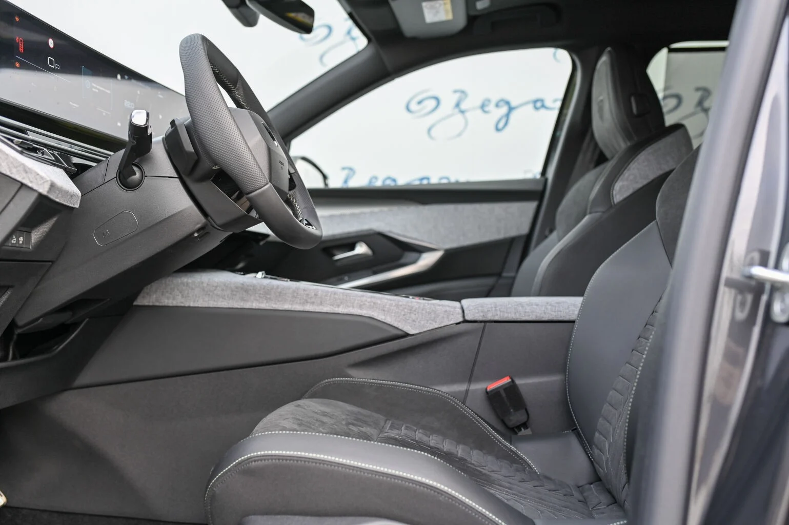 Peugeot 5008 ALLURE Hybrid 145k e-DCS6 (MHEV) | Begam Trnava