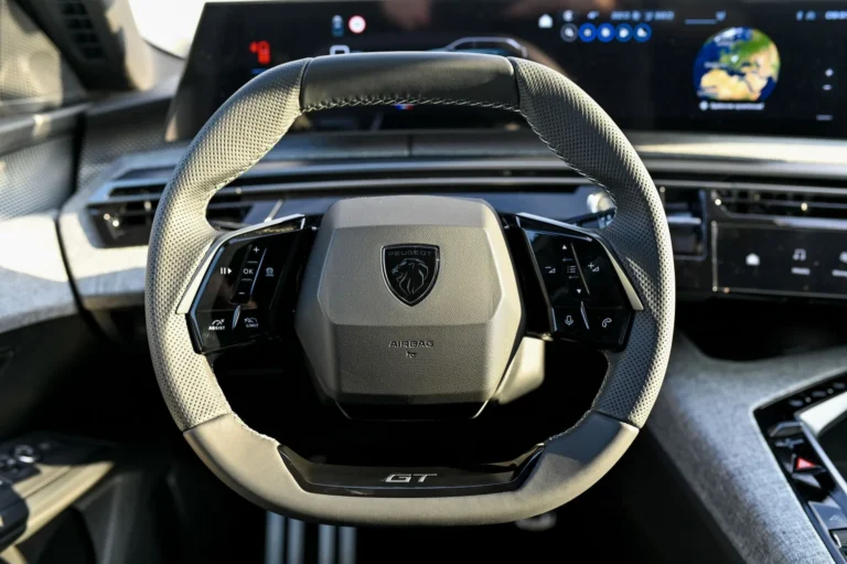 Peugeot 5008 GT  Hybrid 145k e-DCS6 | Begam Trnava