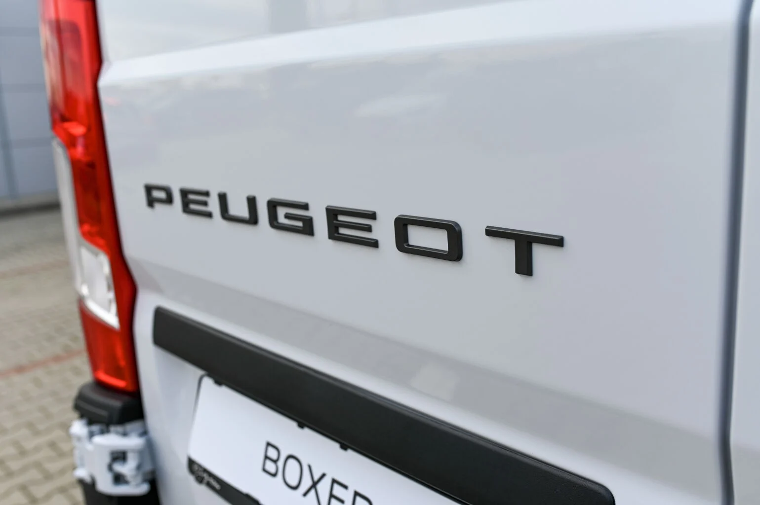 Peugeot Boxer Furgon 435 L4H2 2.2 BlueHDi 180 €6.4 EAT8 | Begam Trnava