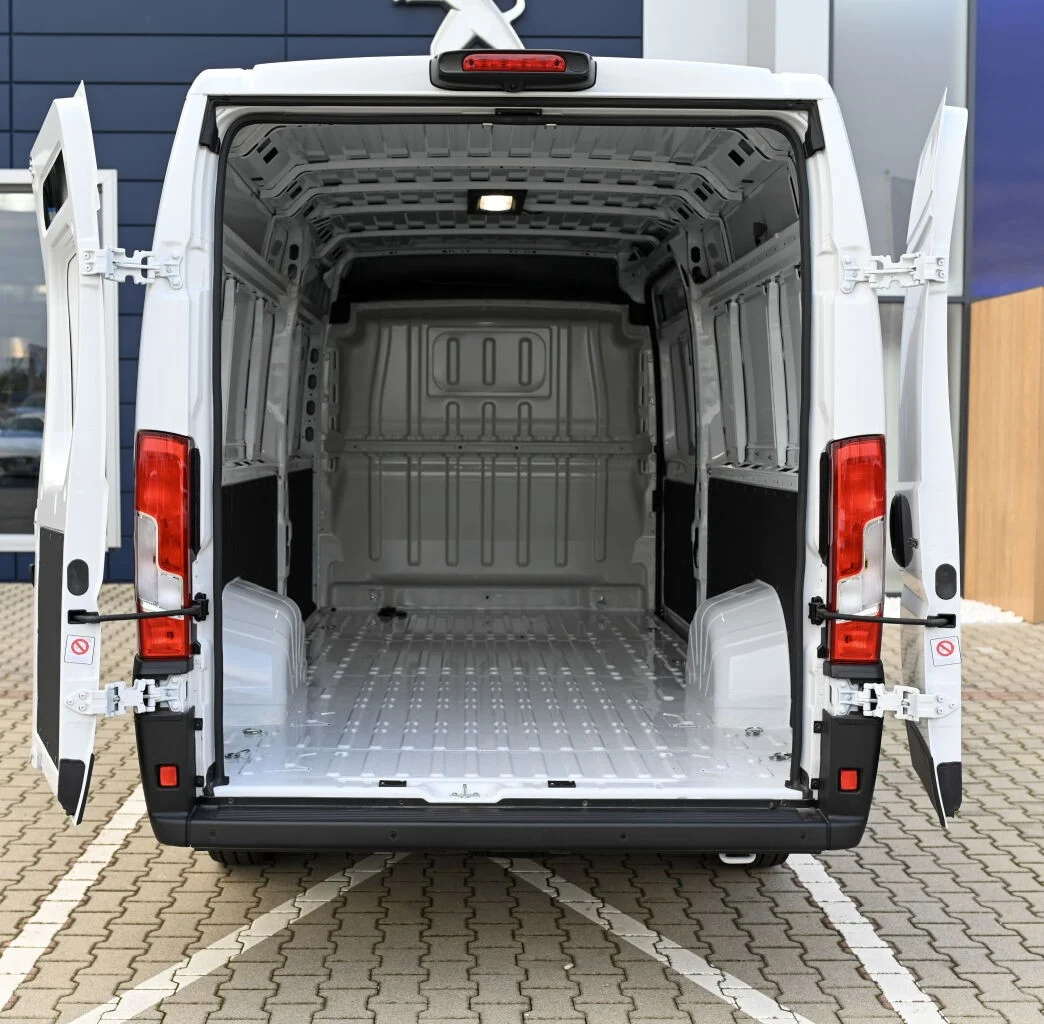 Peugeot Boxer Furgon 435 L4H2 2.2 BlueHDi 180 €6.4 EAT8 | Begam Trnava