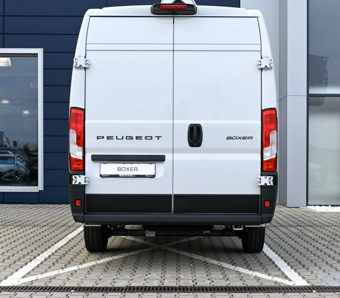 Peugeot Boxer Furgon 435 L4H2 2.2 BlueHDi 180 €6.4 EAT8 | Begam Trnava