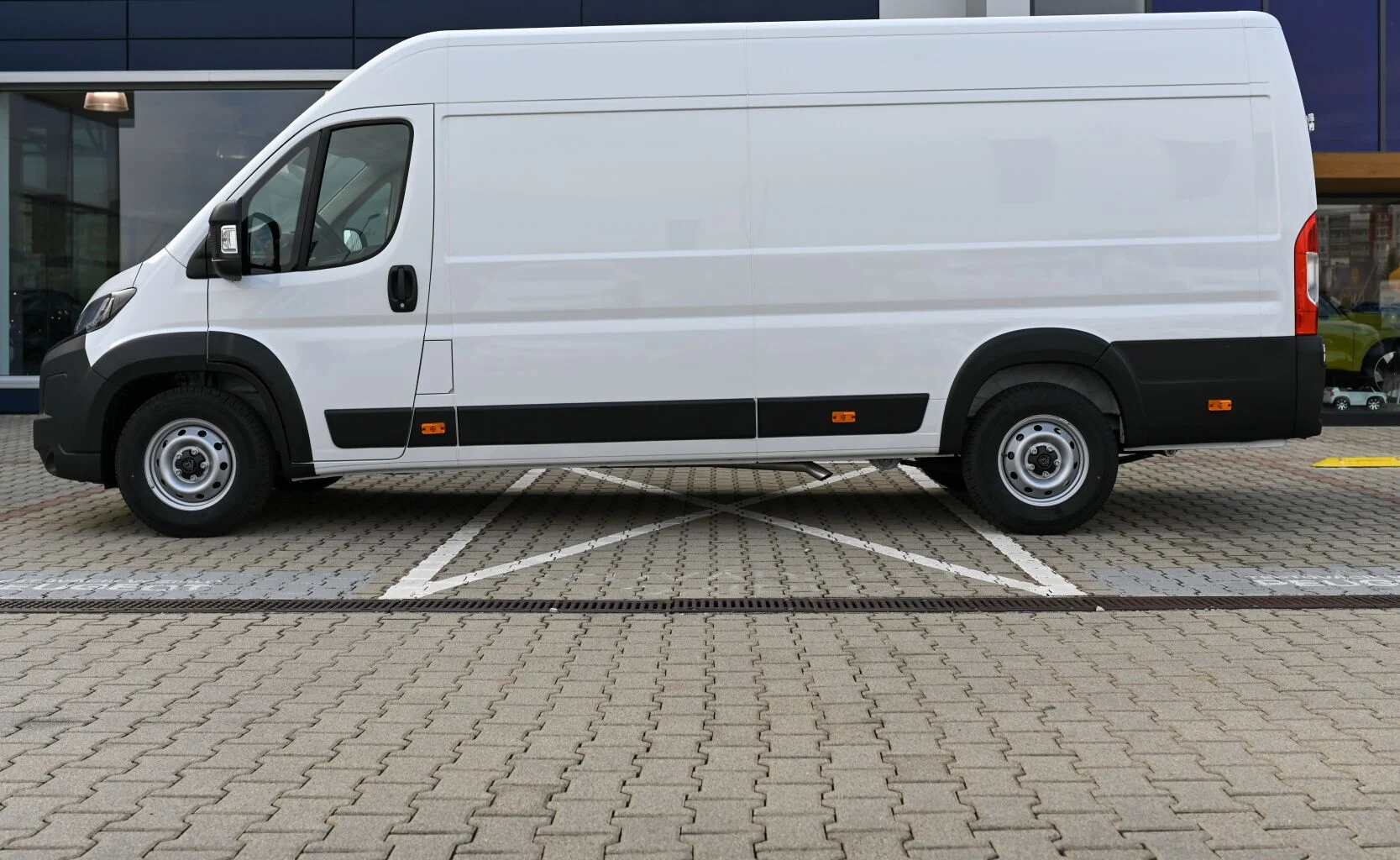 Peugeot Boxer Furgon 435 L4H2 2.2 BlueHDi 180 €6.4 EAT8 | Begam Trnava