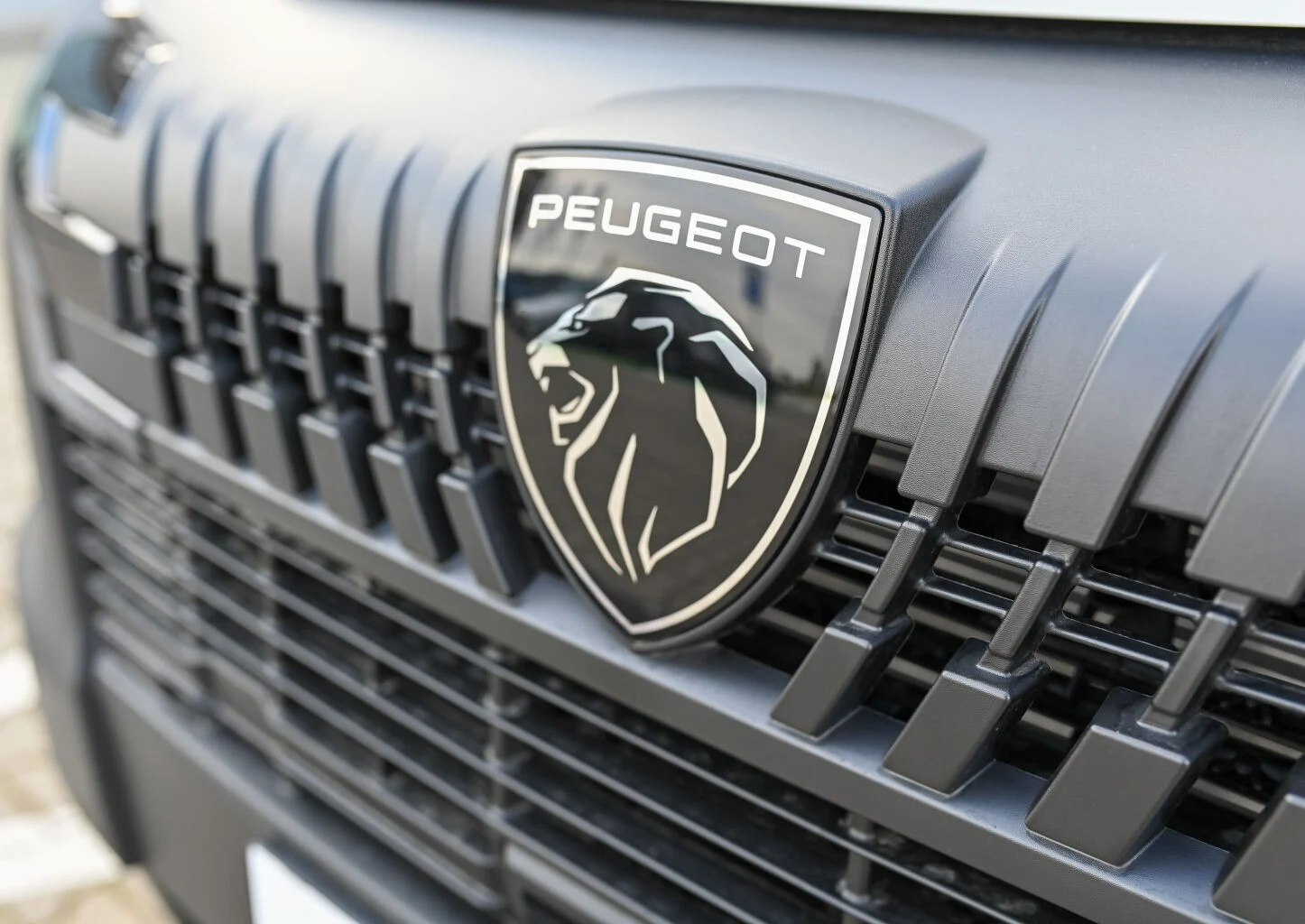 Peugeot Boxer Furgon 435 L4H2 2.2 BlueHDi 180 €6.4 EAT8 | Begam Trnava