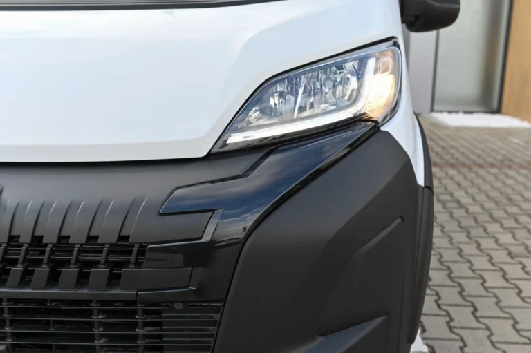 Peugeot Boxer Furgon 435 L4H2 2.2 BlueHDi 180 €6.4 EAT8 | Begam Trnava