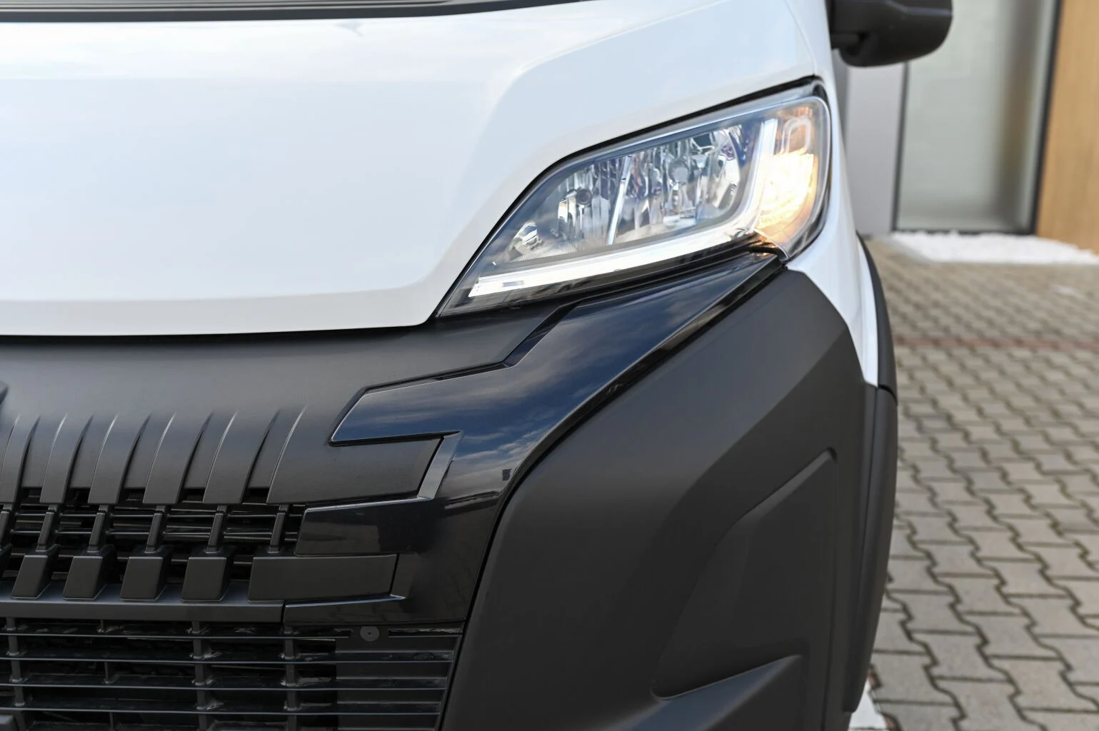 Peugeot Boxer Furgon 435 L4H2 2.2 BlueHDi 180 €6.4 EAT8 | Begam Trnava