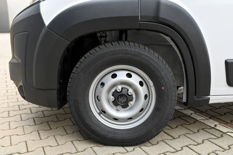 Peugeot Boxer Furgon 435 L4H2 2.2 BlueHDi 180 €6.4 EAT8 | Begam Trnava