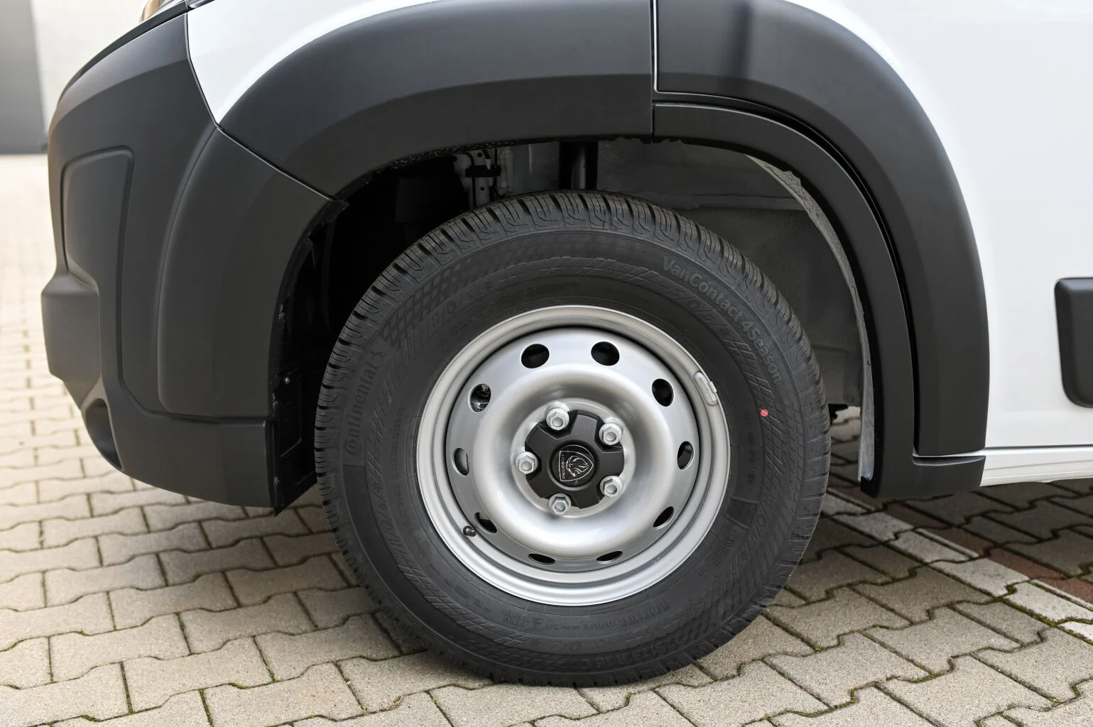 Peugeot Boxer Furgon 435 L4H2 2.2 BlueHDi 180 €6.4 EAT8 | Begam Trnava
