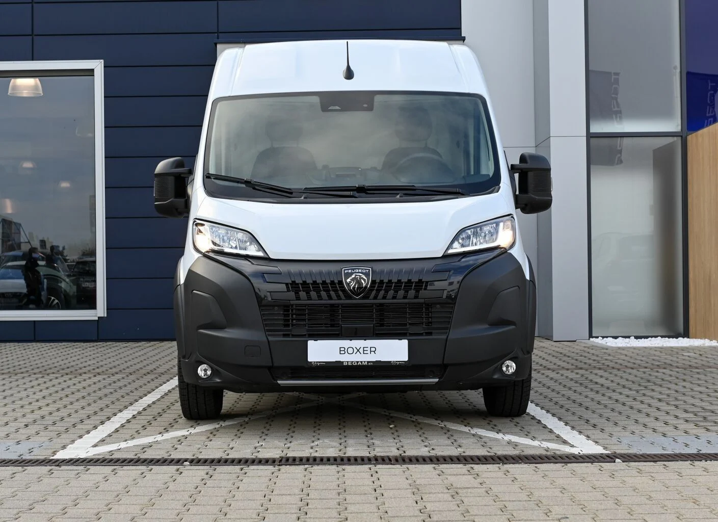 Peugeot Boxer Furgon 435 L4H2 2.2 BlueHDi 180 €6.4 EAT8 | Begam Trnava
