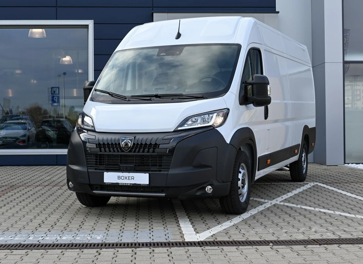 Peugeot Boxer Furgon 435 L4H2 2.2 BlueHDi 180 €6.4 EAT8 | Begam Trnava
