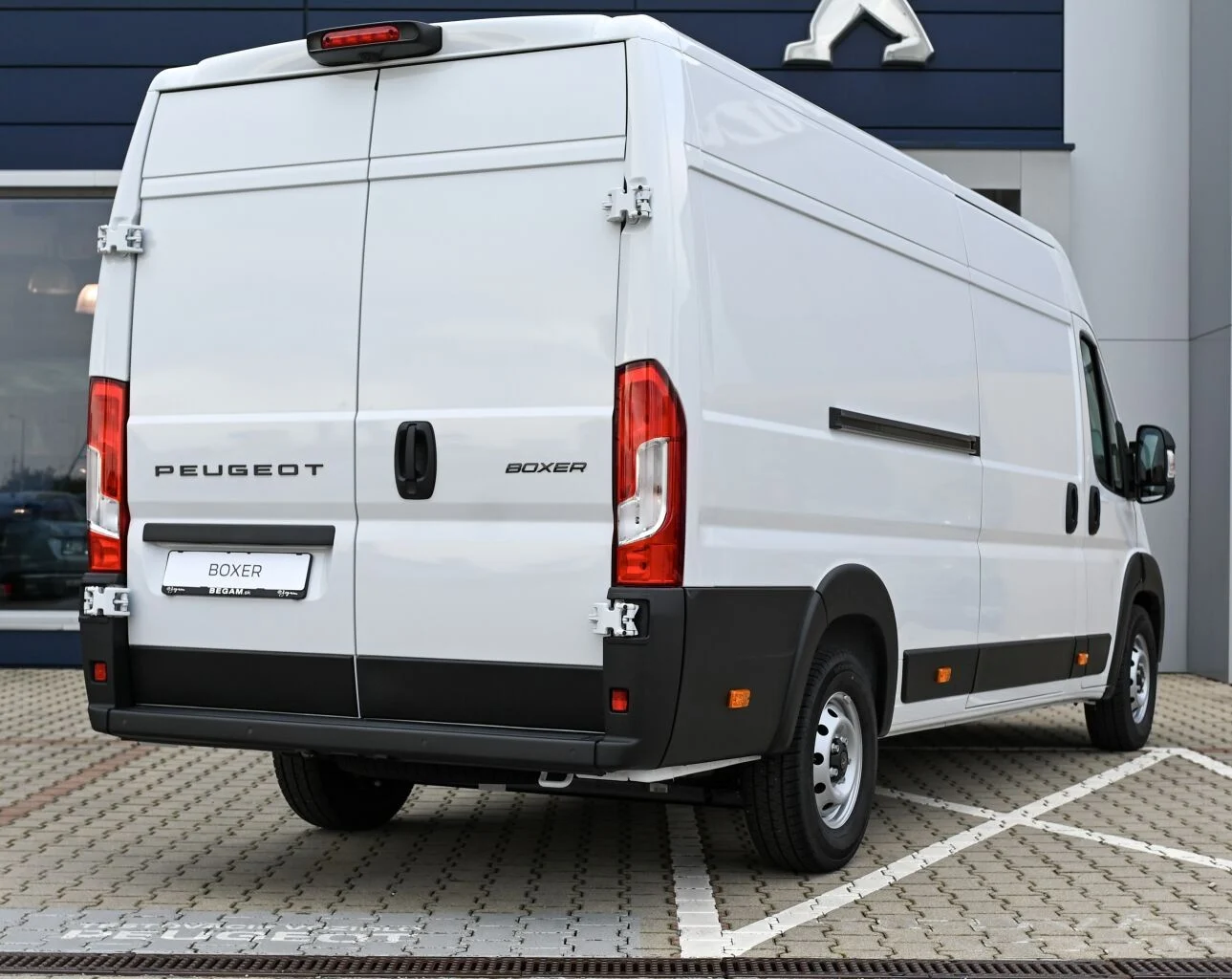 Peugeot Boxer Furgon 435 L4H2 2.2 BlueHDi 180 €6.4 EAT8 | Begam Trnava