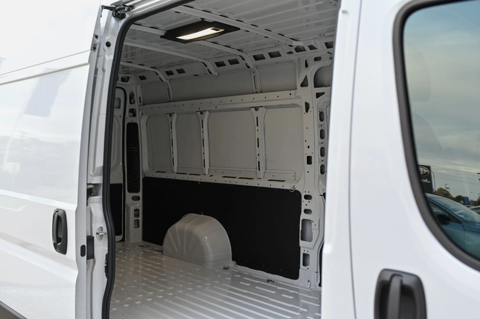 Peugeot Boxer Furgon 435 L4H2 2.2 BlueHDi 180 €6.4 EAT8 | Begam Trnava