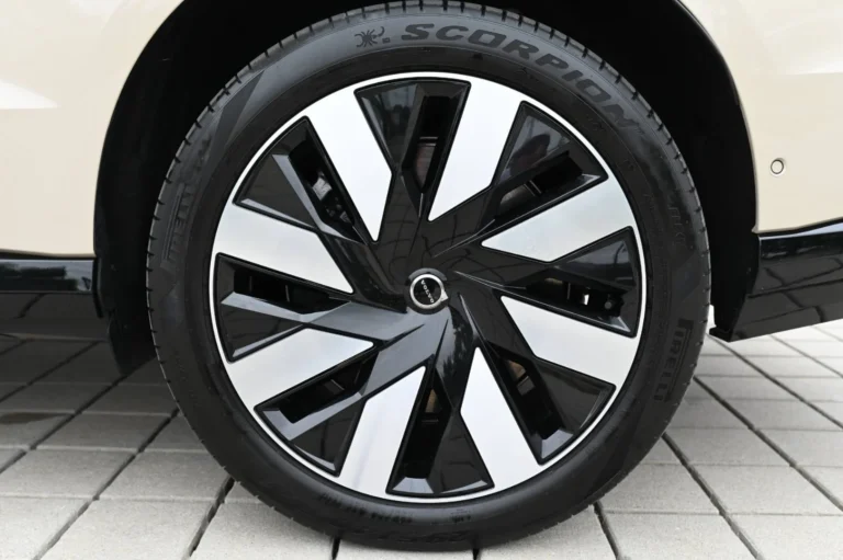 Volvo EX90 Twin Motor 111 kWh Ultra AWD 7-miest | Begam Trnava