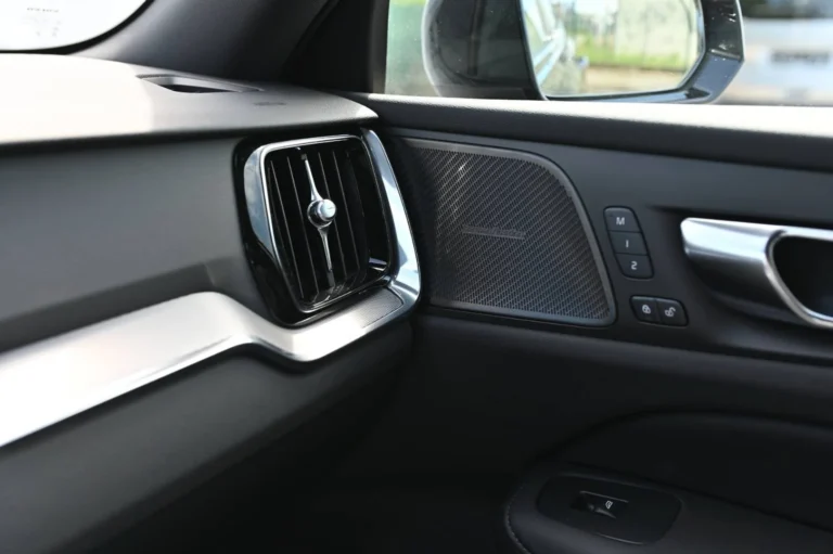 Volvo V60 B4 Plus Dark A/T | Begam Trnava