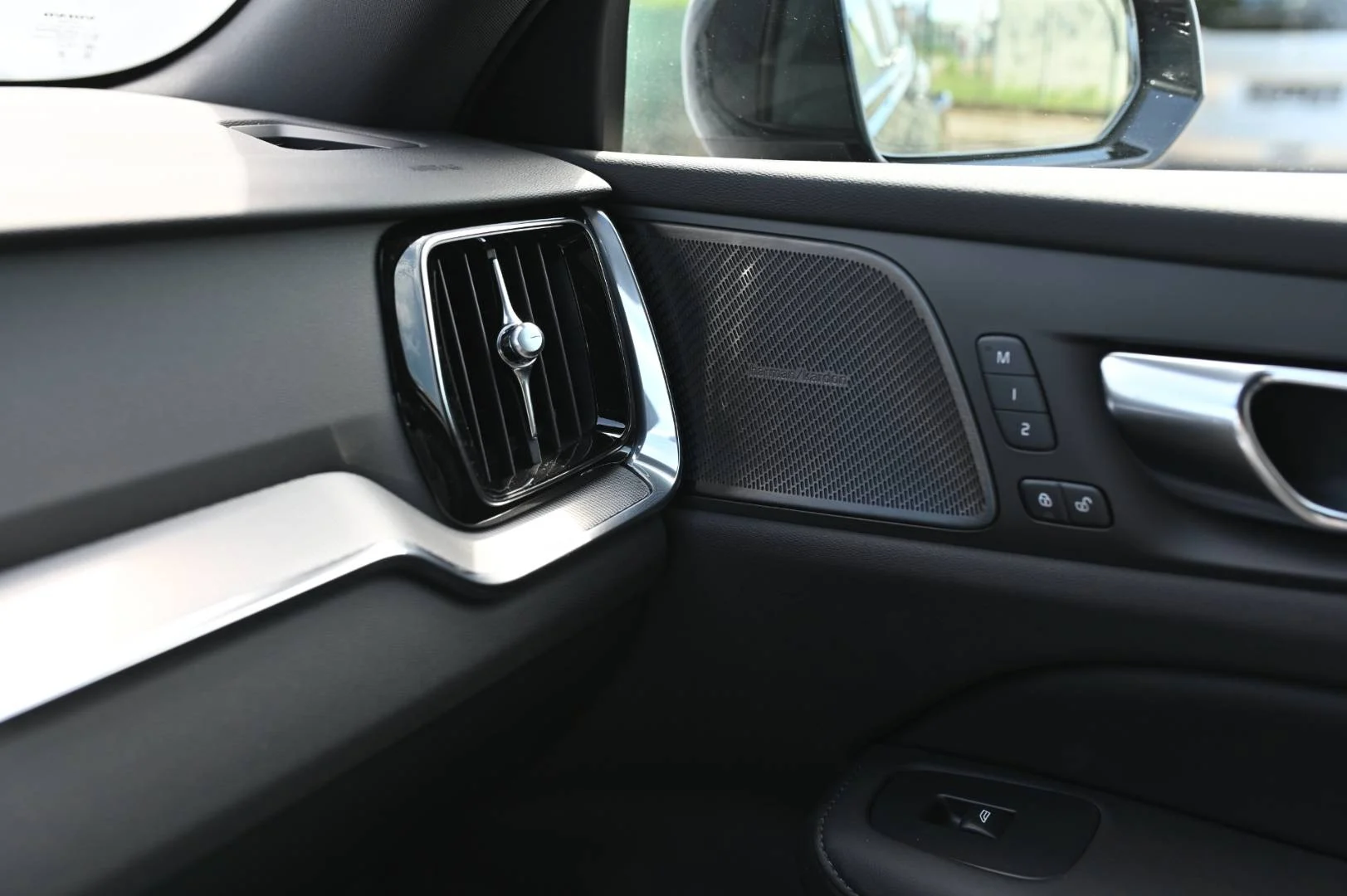 Volvo V60 B4 Plus Dark A/T | Begam Trnava