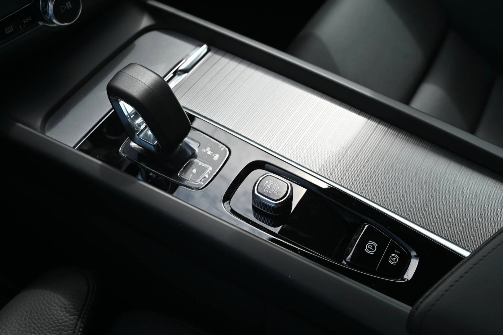 Volvo V60 B4 Plus Dark A/T | Begam Trnava