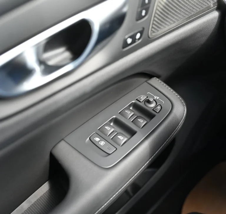 Volvo V60 B4 Plus Dark A/T | Begam Trnava