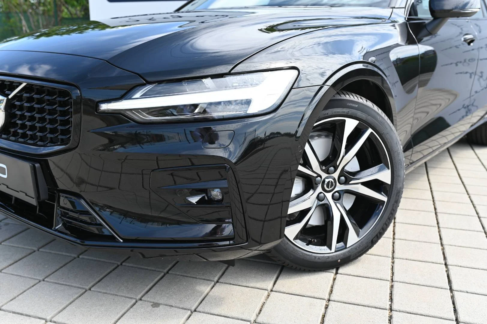 Volvo V60 B4 Plus Dark A/T | Begam Trnava