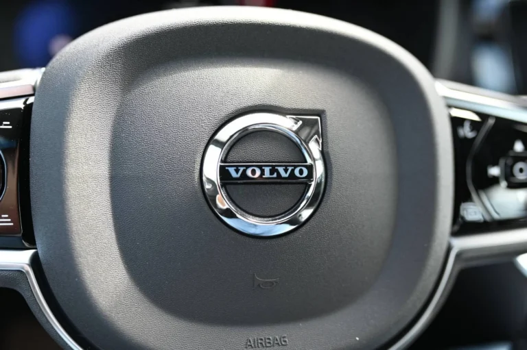 Volvo V60 B4 Plus Dark A/T | Begam Trnava