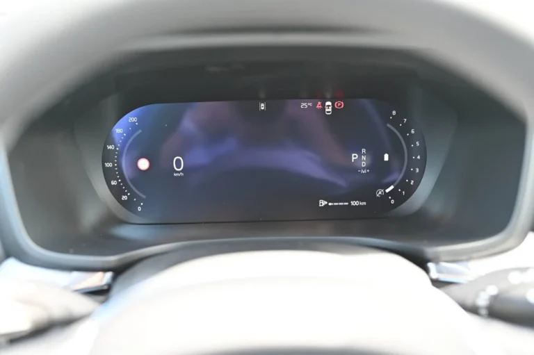 Volvo V60 B4 Plus Dark A/T | Begam Trnava