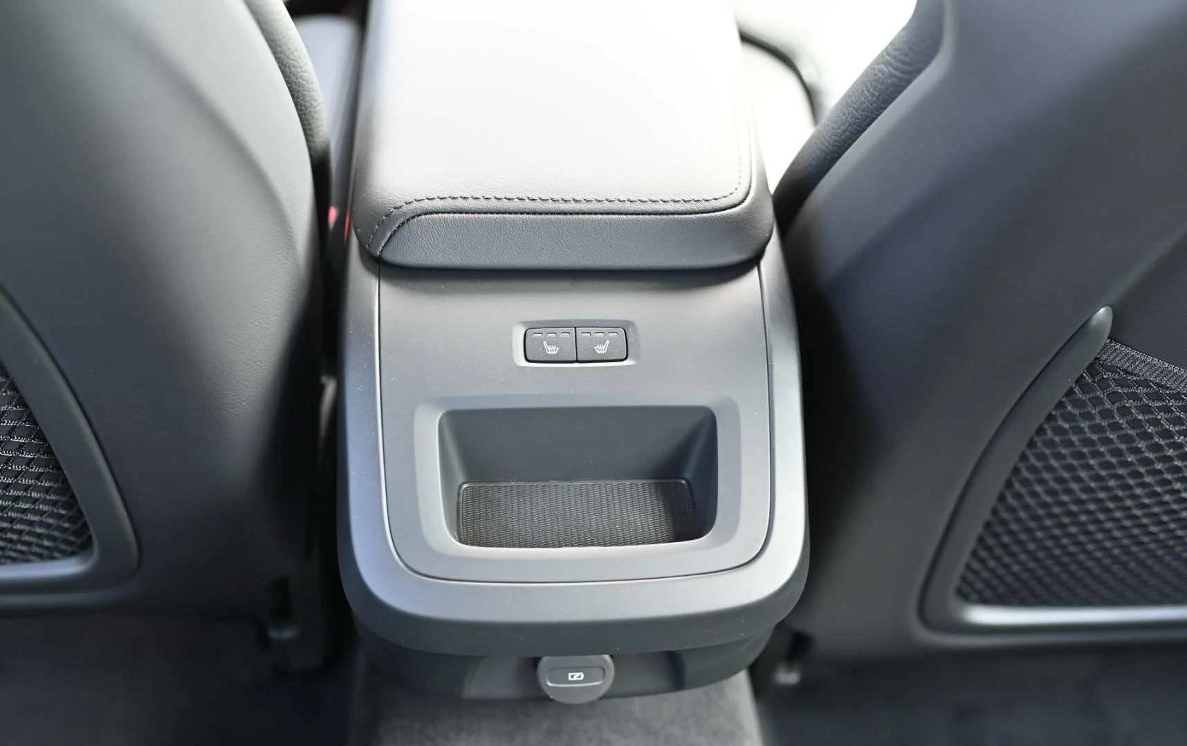 Volvo V60 B4 Plus Dark A/T | Begam Trnava