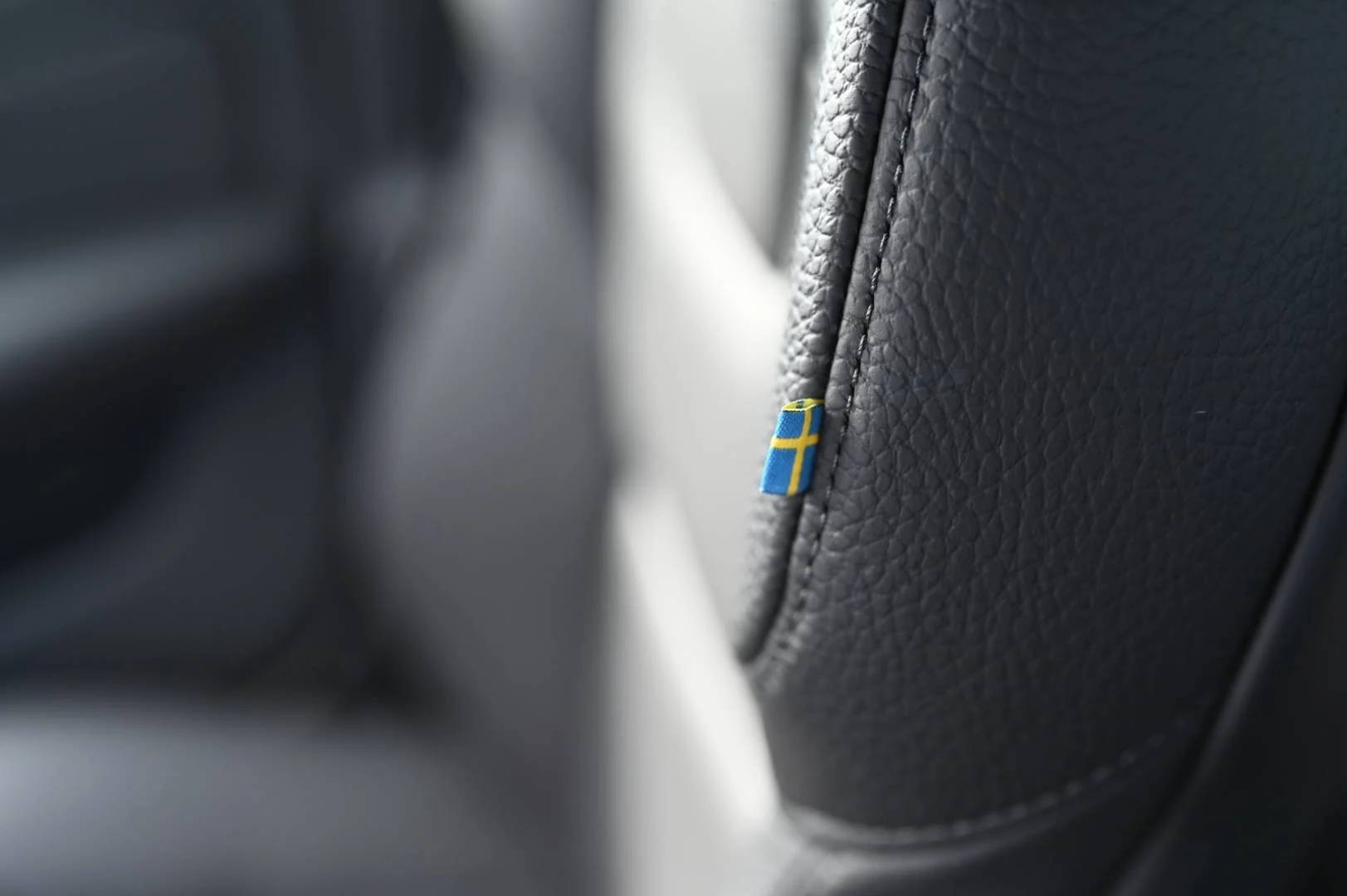 Volvo V60 B4 Plus Dark A/T | Begam Trnava