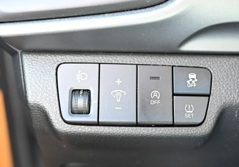 Kia Stonic 1.2 DPi Silver | Begam Trnava