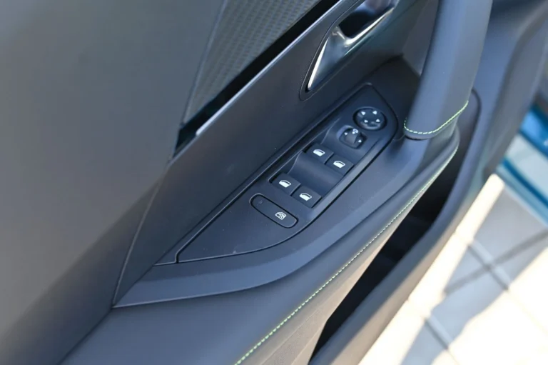 Peugeot 2008 GT Hybrid 145k e-DCS6 MHEV | Begam Trnava