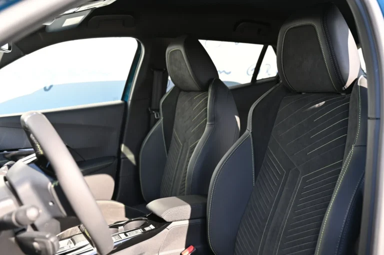 Peugeot 2008 GT Hybrid 145k e-DCS6 MHEV | Begam Trnava