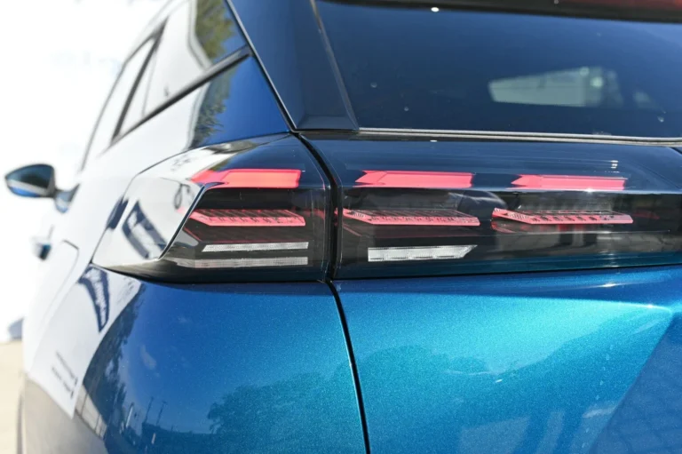 Peugeot 2008 GT Hybrid 145k e-DCS6 MHEV | Begam Trnava